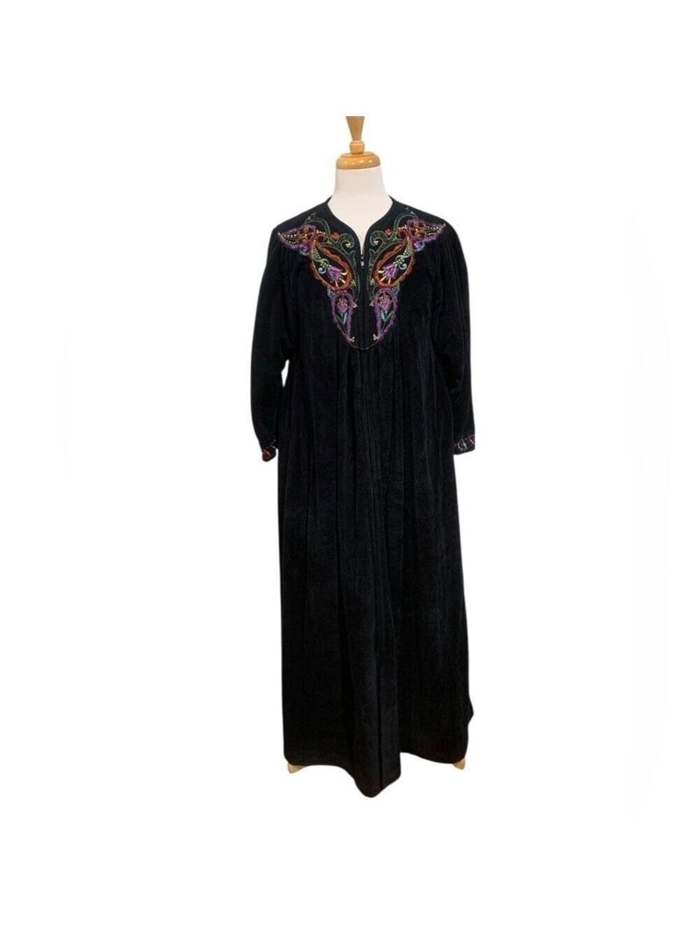 Vntg embroidered Vanity Fair black plush front zip house robe with two pockets